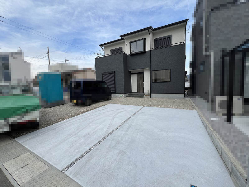 鴨部B号地　中古戸建（未入居）の前面道路含む現地写真|広めの駐車場を完備、3台以上可