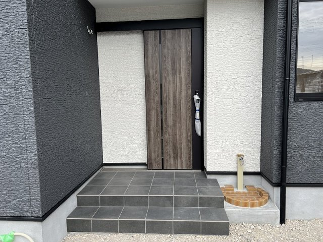 鴨部B号地　中古戸建（未入居）の玄関|玄関ポーチです。ポーチ脇に離水栓を設置