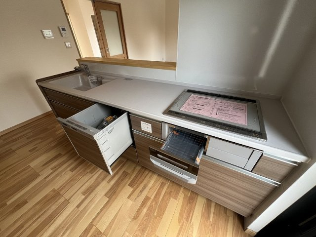 鴨部B号地　中古戸建（未入居）のキッチン|充実の収納、IHクッキングヒーター、食器洗い乾燥機