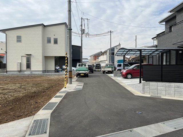 鴨部B号地　中古戸建（未入居）の前面道路含む現地写真|広い位置指定道路