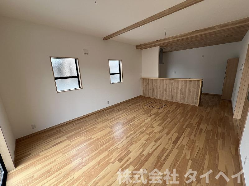 鴨部B号地　中古戸建（未入居）の居間・リビング|16LDKの広々リビングです