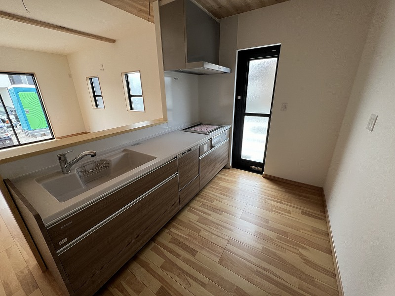 鴨部B号地　中古戸建（未入居）のキッチン|コンパクトなキッチンで掃除もラクラク
IHヒーター　食器洗い乾燥機