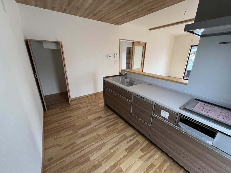 鴨部B号地　中古戸建（未入居）のキッチン|きれいなキッチンです
階段下収納部分をパントリーとして使用可能です