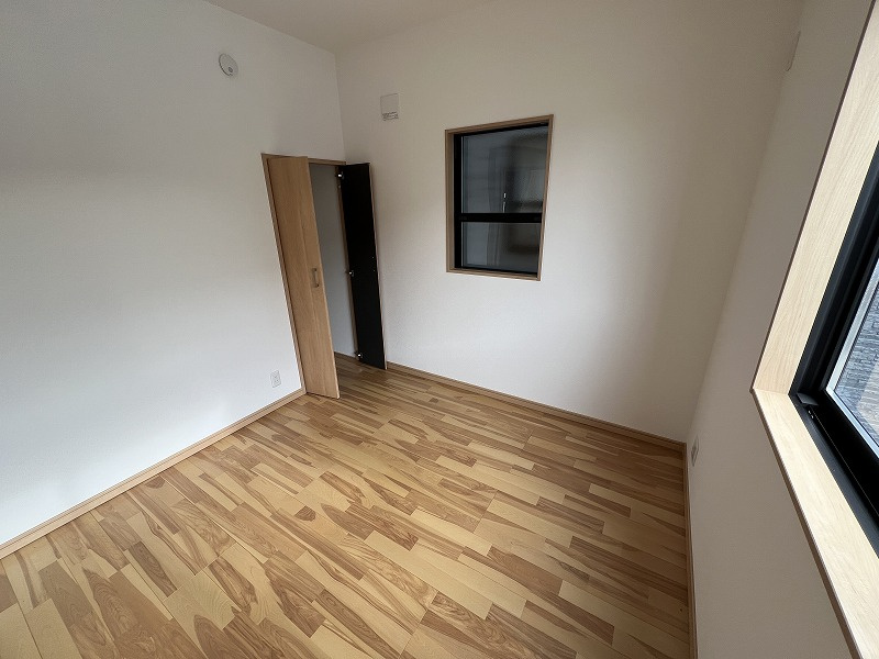 鴨部B号地　中古戸建（未入居）の和室|リビングつながりでない独立した和室がひろがる居住スペース