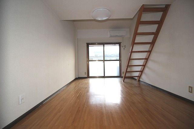 ドミール葛島の洋室