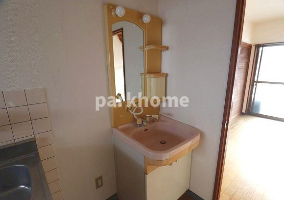 プレステージ仲田の独立洗面台|独立洗面台、小物を置くことができて便利です