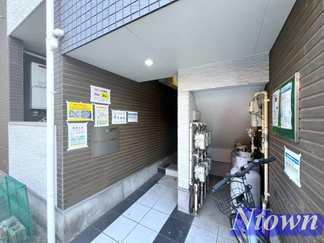 【エントランス】 | グランコンフォール米野Ⅲ | 建物の内部です