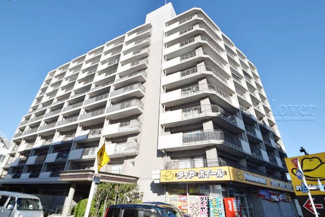 【外観】 | 青空によく映える建物です。手入れの行き届いた外壁やマンション正面エントランスなど、綺麗な姿をぜひ一度、現地にてご覧ください。～即日のご見学可能～　お問合せはお気軽にどうぞ。