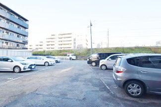 【駐車場】 | マンションの駐車場スペース。空きの有無や駐車料金、サイズ規定などについては、改めてお問い合わせください。～即日のご見学可能～　お問合せはお気軽にどうぞ。