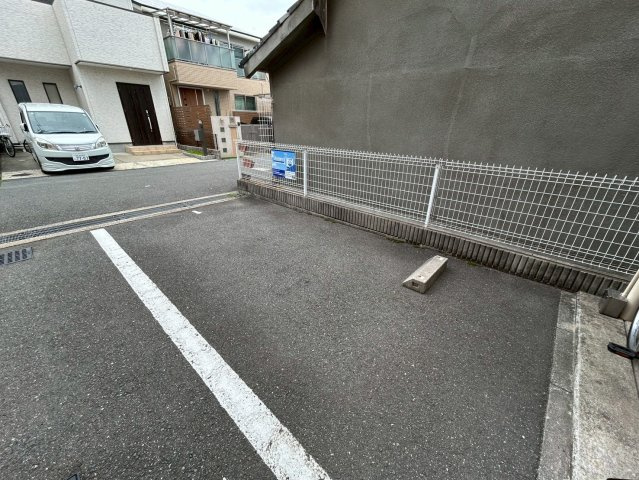 フィオレ源氏ヶ丘の駐車場