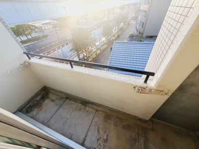 【バルコニー】 | ライフェスト御影パート１ | 開放的で明るい空間を演出してくれるバルコニーです