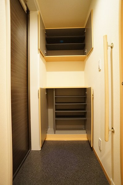 江東区亀戸７丁目の賃貸マンションの玄関|ゆとりの玄関には、ゆとりのシューズＢＯＸ♪