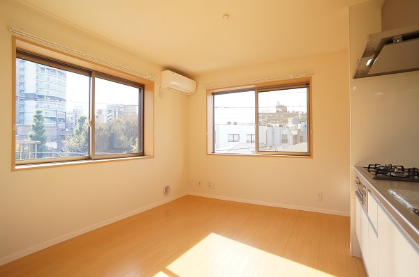 江東区亀戸７丁目の賃貸マンションの居間・リビング|２面採光で明るいリビングはいかが？