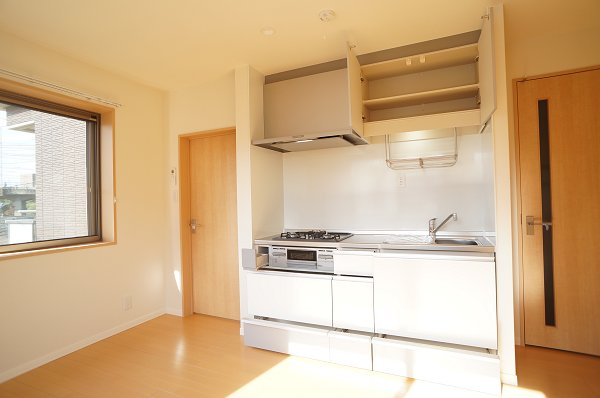 江東区亀戸７丁目の賃貸マンションのキッチン|収納豊富はキッチンがうれしい！３口コンロ、グリル付♪