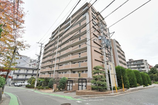 【外観】 | 食料品から日用品まで揃うイオンスタイルまで徒歩圏内で、毎日のお買い物が楽になります♪ 学校が近く通学に便利なので、子育て中のファミリーにおススメの物件です！