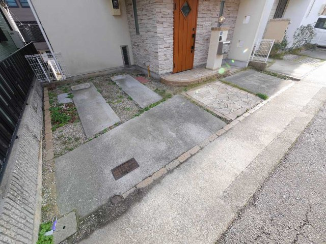 薬師通3丁目戸建の駐車場|2台分のスペース（サイズ現地要確認）