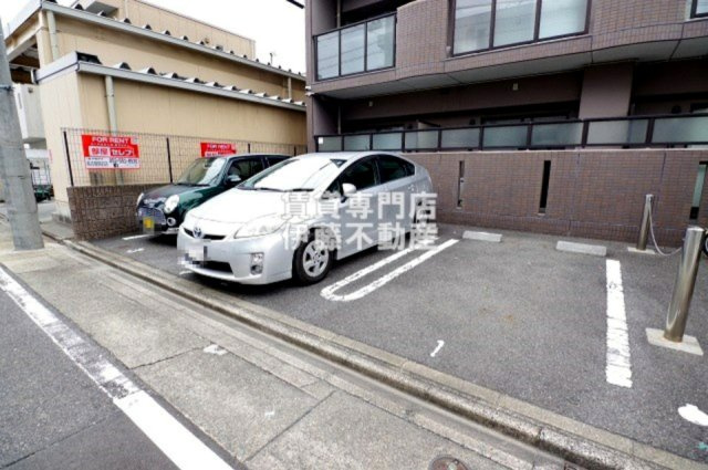オンディーヌ花の木の駐車場