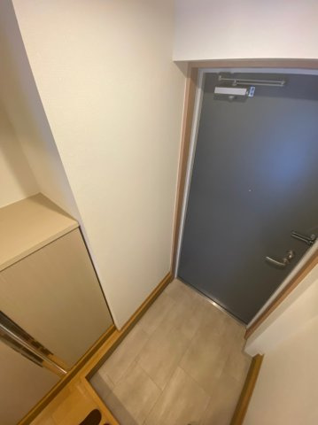 レオ四拾八番館の玄関