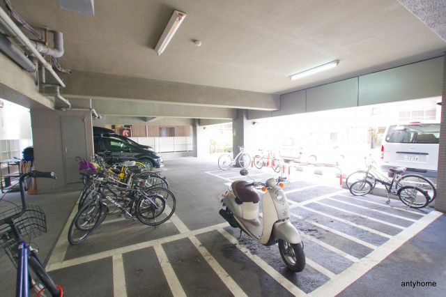 ロイヤル天満橋　仲介手数料無料の駐車場