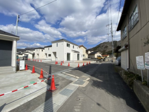 新築戸建　吉田下川東（No.4／No.5）の前面道路含む現地写真