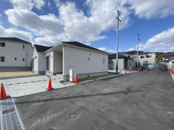 新築戸建　吉田下川東（No.4／No.5）の前面道路含む現地写真