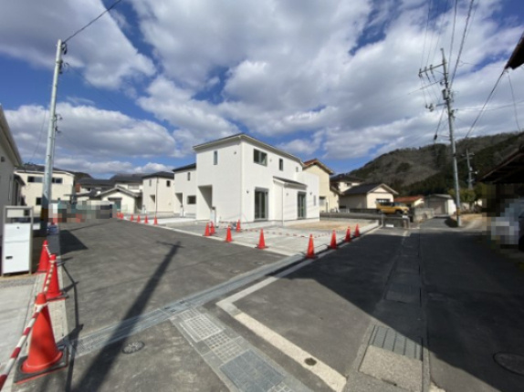 新築戸建　吉田下川東（No.2／No.5）の前面道路含む現地写真