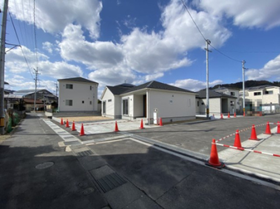 新築戸建　吉田下川東（No.1／No.5）の前面道路含む現地写真