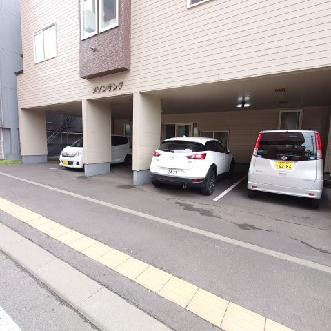 メゾンサンクの駐車場