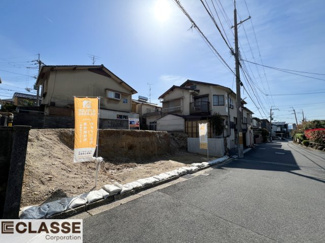 【前面道路含む現地写真】 | 宇治市広野町桐生谷　売土地　建築条件無し | 前道が6ｍあり、間口も広々12.8ｍございます。駐車が苦手な方でも安心していただけます。