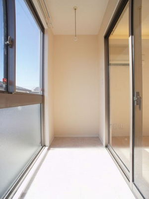 【設備】 | ヴィラフェリーチェⅡ参番館 | 日当たり良好な南側洋間！充実収納付きです♪