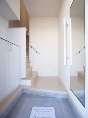 【玄関】 | ヴィラフェリーチェⅡ参番館 | 1階玄関！たくさん収納できるシューズボックスが付いています♪