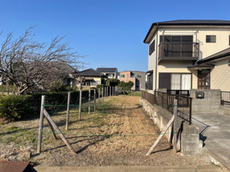 【前面道路含む現地写真】 | 木更津市江川　土地　巌根駅 | 敷地77.13坪！！
プライバシーが守られる旗竿地♪
車の音や通行人を気にすることなく静かに暮らせます。
建築条件はありません。
お好みのプランで建築していただけます！
多彩なプランご提案いたします♪