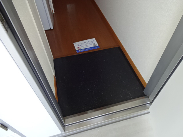 レオパレスグリスィーニヤの玄関