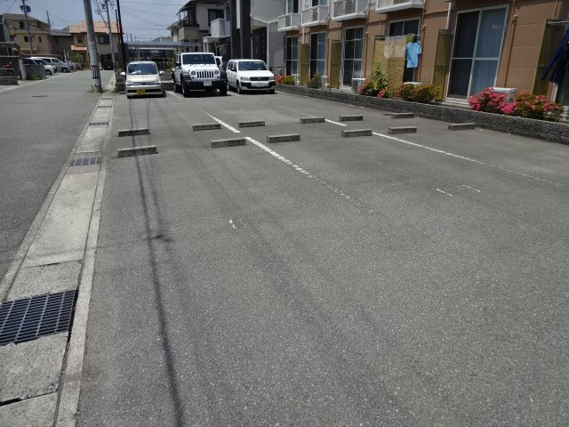 レオパレスグリスィーニヤの駐車場