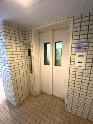 【その他共用部分】 | ニチモ日吉第5コーポラス | お買い物時やベビーカーの出し入れに便利なエレベーター付です。