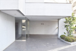 【エントランス】 | オートロックを備えた、マンションのエントランス。やはりセキュリティの観点は欠かすことができません。皆様を“安全”に送り出し、出迎えてくれます。～即日のご見学可能～　お問合せはお気軽にどうぞ。