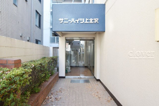 【エントランス】 | オートロックを備えた、マンションのエントランス。やはりセキュリティの観点は欠かすことができません。皆様を“安全”に送り出し、出迎えてくれます。～即日のご見学可能～　お問合せはお気軽にどうぞ。