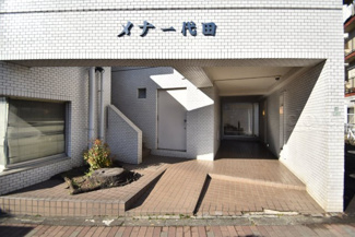 【エントランス】 | お客様を、そして住人を出迎えてくれるマンションのエントランス。ゴミが落ちていないことからも、管理状態の良さや住民の節度の高さが見て取れます。～即日のご見学可能～　お問合せはお気軽にどうぞ。