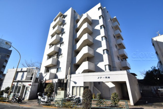 【外観】 | 青空によく映える建物です。手入れの行き届いた外壁やマンション正面エントランスなど、綺麗な姿をぜひ一度、現地にてご覧ください。～即日のご見学可能～　お問合せはお気軽にどうぞ。