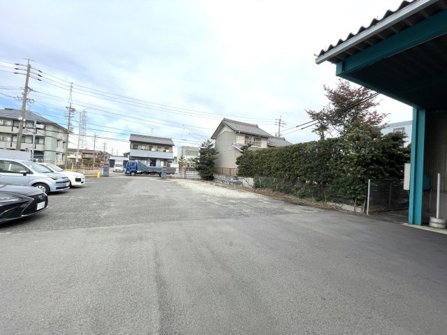春田野倉庫の駐車場