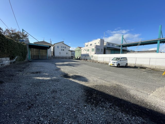 春田野倉庫の駐車場