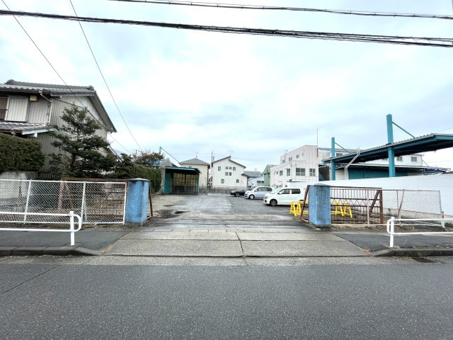 春田野倉庫の駐車場