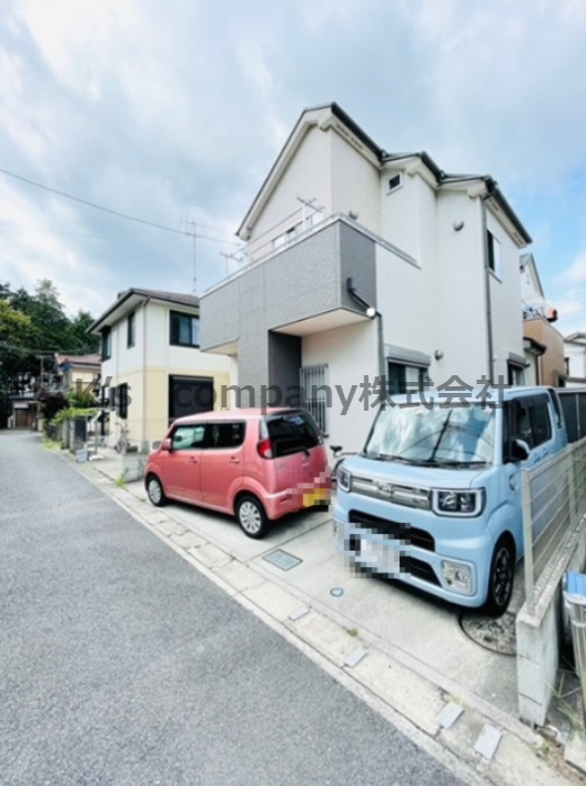 ■大和市西鶴間８丁目　中古戸建の外観|外観写真です☆駐車スペース２台(車種による)あります♪