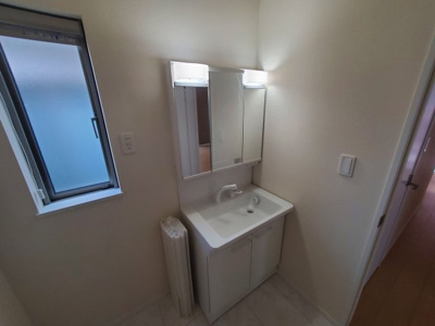 【独立洗面台】 | Sumai-to岩槻区原町01 | 独立洗面台、小物を置くことができて便利です