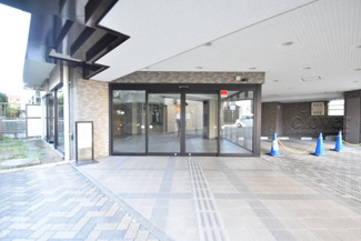 【エントランス】 | オートロックを備えた、マンションのエントランス。やはりセキュリティの観点は欠かすことができません。皆様を“安全”に送り出し、出迎えてくれます。～即日のご見学可能～　お問合せはお気軽にどうぞ。