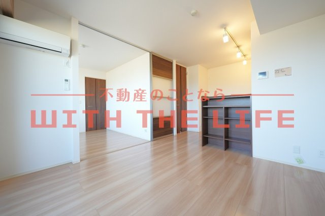 ダンケプロスト【キャッシュバック対象物件】の居間・リビング|こちらのリビングで趣味の時間をお楽しみください