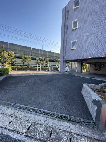 ブルームライフ市川の駐車場