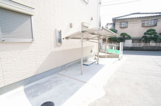【その他共用部分】 | 屋根付きの駐輪場で雨が降っても大切な自転車が濡れなくてすみますね♪駅から自転車もおすすめです！