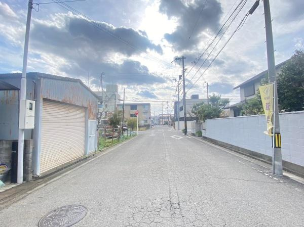 和歌山市中之島中古戸建の前面道路含む現地写真