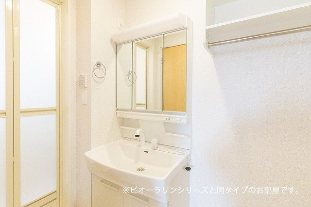アドラブールの洗面所|明るい洗面所です